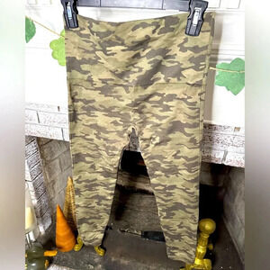 Spanx Look At Me Now Seamless camouflage leggings size Large shape wear